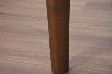 中古　飛騨高山　家具ブランド　シラカワ(shirakawa)　ハルス(Hals)　ウォールナット材　シンプルで洗練されたデザインのダイニングテーブル(4人掛け、食卓)(定価約22万円)(R-082125)