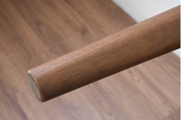 中古　飛騨高山　家具ブランド　シラカワ(shirakawa)　ハルス(Hals)　ウォールナット材　シンプルで洗練されたデザインのダイニングテーブル(4人掛け、食卓)(定価約22万円)(R-082125)