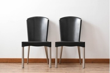 中古　ドイツ　IDC大塚家具取り扱い　高級家具メーカー　Ronald Schmitt(ロナルドシュミット)　極厚本革(レザー)　スタイリッシュなデザインが美しいダイニングチェア2脚セット(アームレスチェア、イス、椅子、バラ売り可能)(定価2脚で約22万円)(R-082127)