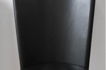 中古　ドイツ　IDC大塚家具取り扱い　高級家具メーカー　Ronald Schmitt(ロナルドシュミット)　極厚本革(レザー)　スタイリッシュなデザインが美しいダイニングチェア2脚セット(アームレスチェア、イス、椅子、バラ売り可能)(定価2脚で約22万円)(R-082127)