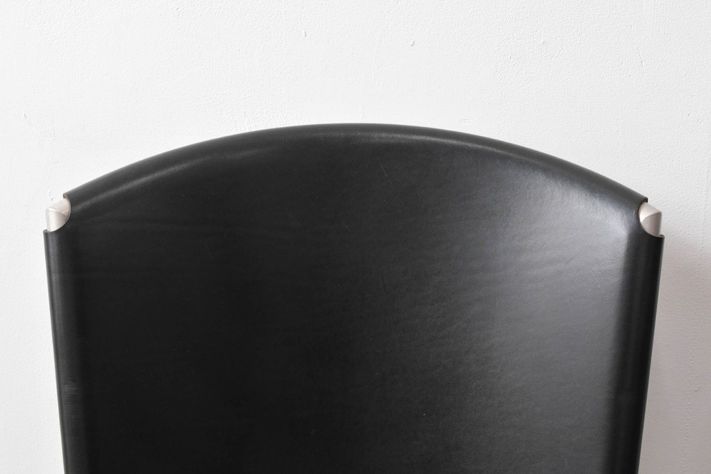 中古　ドイツ　IDC大塚家具取り扱い　高級家具メーカー　Ronald Schmitt(ロナルドシュミット)　極厚本革(レザー)　スタイリッシュなデザインが美しいダイニングチェア2脚セット(アームレスチェア、イス、椅子、バラ売り可能)(定価2脚で約22万円)(R-082127)