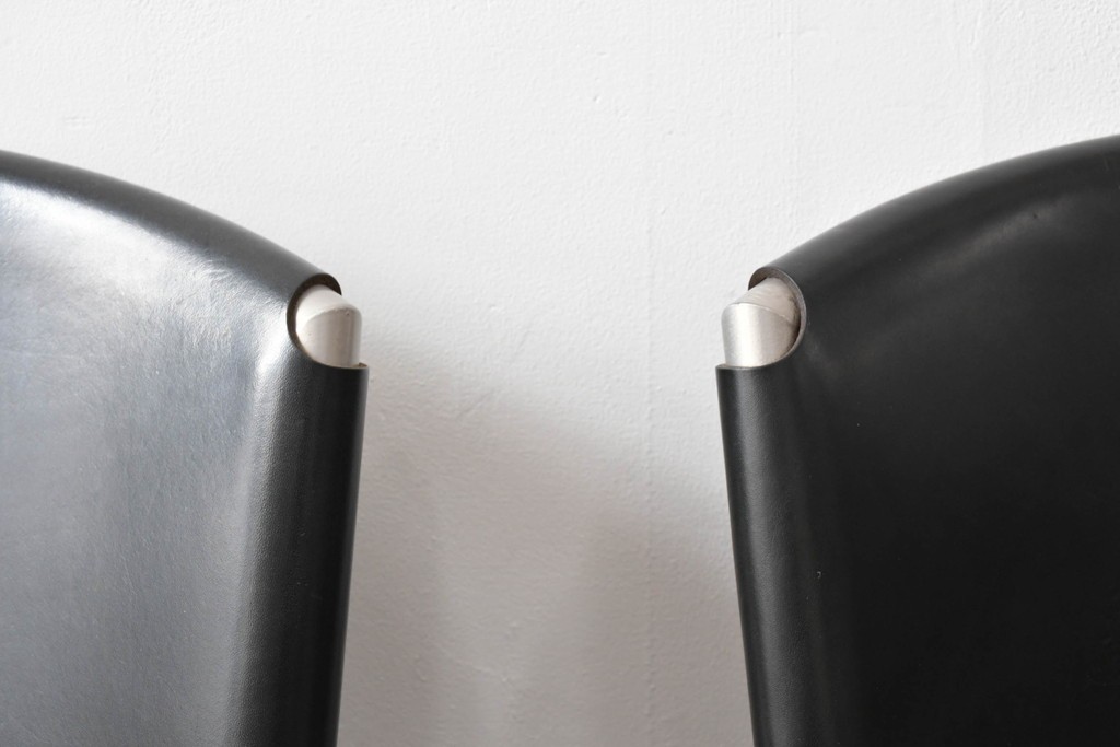 中古　ドイツ　IDC大塚家具取り扱い　高級家具メーカー　Ronald Schmitt(ロナルドシュミット)　極厚本革(レザー)　スタイリッシュなデザインが美しいダイニングチェア2脚セット(アームレスチェア、イス、椅子、バラ売り可能)(定価2脚で約22万円)(R-082127)