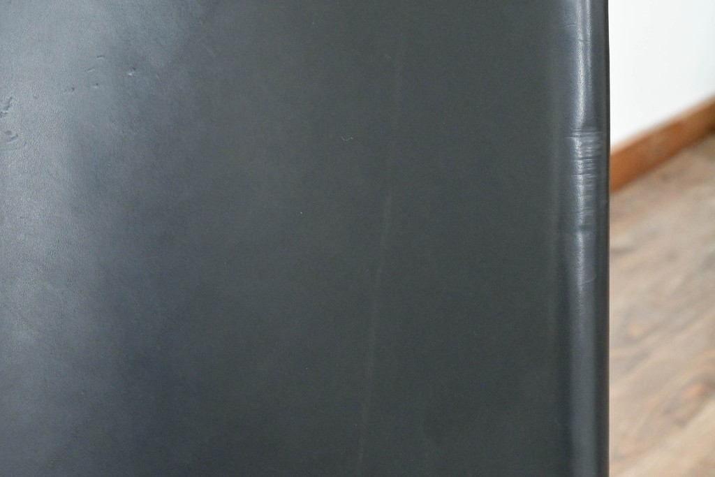 中古　ドイツ　IDC大塚家具取り扱い　高級家具メーカー　Ronald Schmitt(ロナルドシュミット)　極厚本革(レザー)　スタイリッシュなデザインが美しいダイニングチェア2脚セット(アームレスチェア、イス、椅子、バラ売り可能)(定価2脚で約22万円)(R-082127)