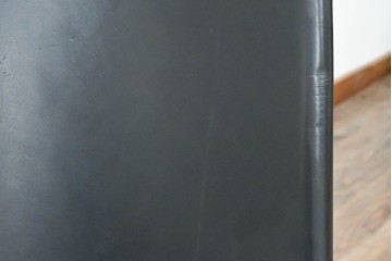 中古　ドイツ　IDC大塚家具取り扱い　高級家具メーカー　Ronald Schmitt(ロナルドシュミット)　極厚本革(レザー)　スタイリッシュなデザインが美しいダイニングチェア2脚セット(アームレスチェア、イス、椅子、バラ売り可能)(定価2脚で約22万円)(R-082127)