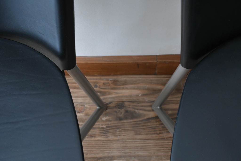 中古　ドイツ　IDC大塚家具取り扱い　高級家具メーカー　Ronald Schmitt(ロナルドシュミット)　極厚本革(レザー)　スタイリッシュなデザインが美しいダイニングチェア2脚セット(アームレスチェア、イス、椅子、バラ売り可能)(定価2脚で約22万円)(R-082127)