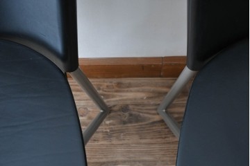 中古　ドイツ　IDC大塚家具取り扱い　高級家具メーカー　Ronald Schmitt(ロナルドシュミット)　極厚本革(レザー)　スタイリッシュなデザインが美しいダイニングチェア2脚セット(アームレスチェア、イス、椅子、バラ売り可能)(定価2脚で約22万円)(R-082127)