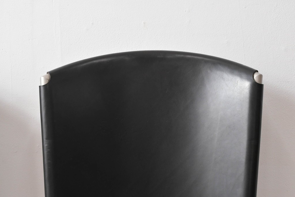 中古　ドイツ　IDC大塚家具取り扱い　高級家具メーカー　Ronald Schmitt(ロナルドシュミット)　極厚本革(レザー)　スタイリッシュなデザインが美しいダイニングチェア2脚セット(アームレスチェア、イス、椅子、バラ売り可能)(定価2脚で約22万円)(R-082127)