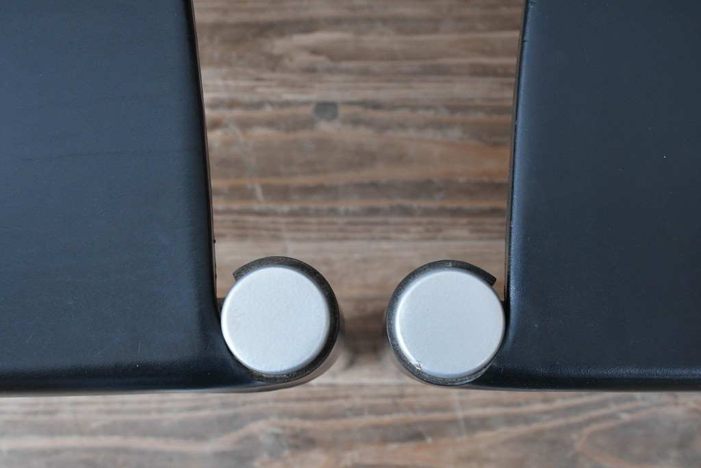 中古　ドイツ　IDC大塚家具取り扱い　高級家具メーカー　Ronald Schmitt(ロナルドシュミット)　極厚本革(レザー)　スタイリッシュなデザインが美しいダイニングチェア2脚セット(アームレスチェア、イス、椅子、バラ売り可能)(定価2脚で約22万円)(R-082127)