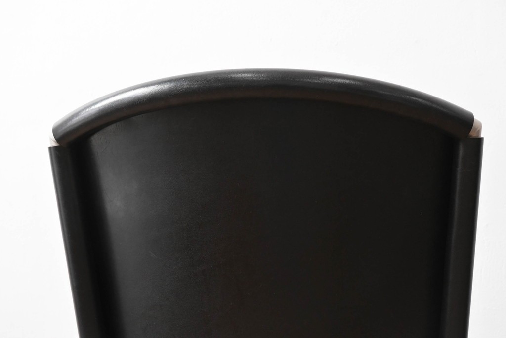 中古　ドイツ　IDC大塚家具取り扱い　高級家具メーカー　Ronald Schmitt(ロナルドシュミット)　極厚本革(レザー)　スタイリッシュなデザインが美しいダイニングチェア2脚セット(アームレスチェア、イス、椅子、バラ売り可能)(定価2脚で約22万円)(R-082127)