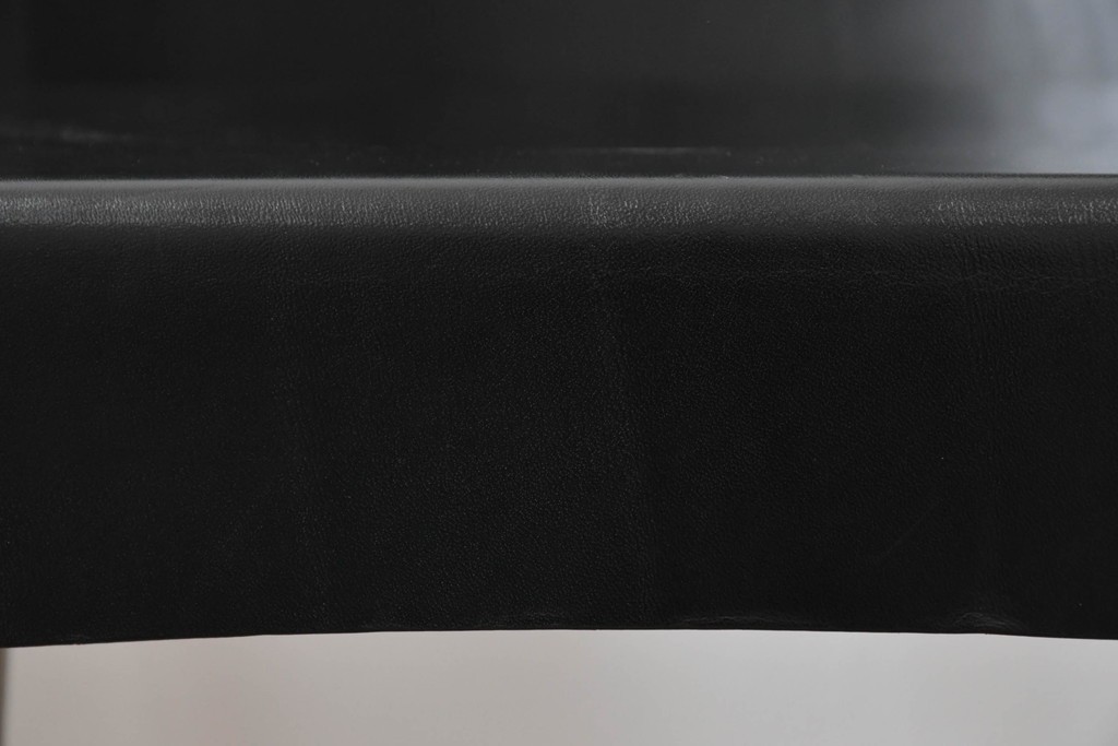 中古　ドイツ　IDC大塚家具取り扱い　高級家具メーカー　Ronald Schmitt(ロナルドシュミット)　極厚本革(レザー)　スタイリッシュなデザインが美しいダイニングチェア2脚セット(アームレスチェア、イス、椅子、バラ売り可能)(定価2脚で約22万円)(R-082127)