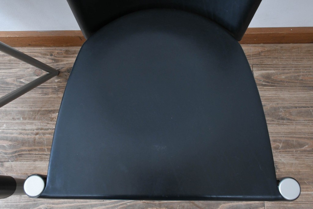 中古　ドイツ　IDC大塚家具取り扱い　高級家具メーカー　Ronald Schmitt(ロナルドシュミット)　極厚本革(レザー)　スタイリッシュなデザインが美しいダイニングチェア2脚セット(アームレスチェア、イス、椅子、バラ売り可能)(定価2脚で約22万円)(R-082127)