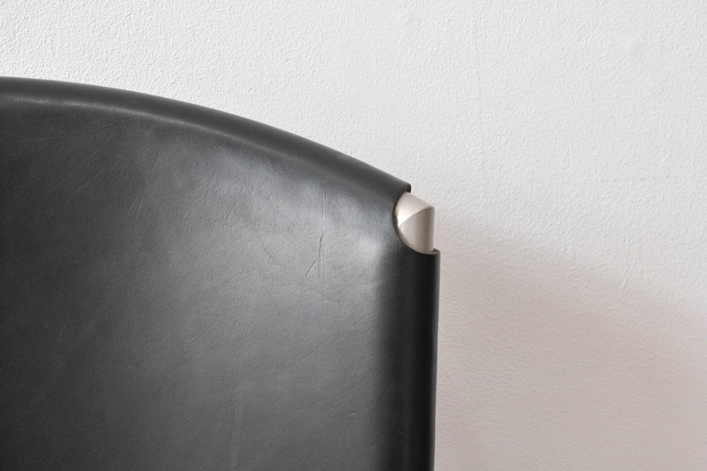 中古　ドイツ　IDC大塚家具取り扱い　高級家具メーカー　Ronald Schmitt(ロナルドシュミット)　極厚本革(レザー)　スタイリッシュなデザインが美しいダイニングチェア2脚セット(アームレスチェア、イス、椅子、バラ売り可能)(定価2脚で約22万円)(R-082127)