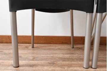 中古　ドイツ　IDC大塚家具取り扱い　高級家具メーカー　Ronald Schmitt(ロナルドシュミット)　極厚本革(レザー)　スタイリッシュなデザインが美しいダイニングチェア2脚セット(アームレスチェア、イス、椅子、バラ売り可能)(定価2脚で約22万円)(R-082127)