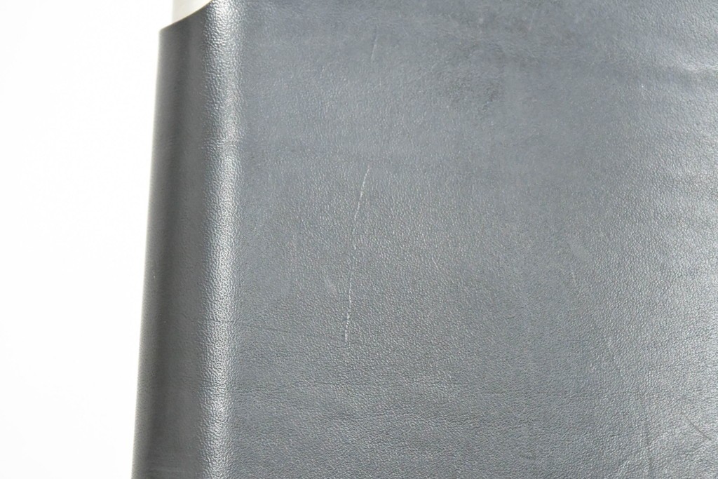 中古　ドイツ　IDC大塚家具取り扱い　高級家具メーカー　Ronald Schmitt(ロナルドシュミット)　極厚本革(レザー)　スタイリッシュなデザインが美しいダイニングチェア2脚セット(アームレスチェア、イス、椅子、バラ売り可能)(定価2脚で約22万円)(R-082127)