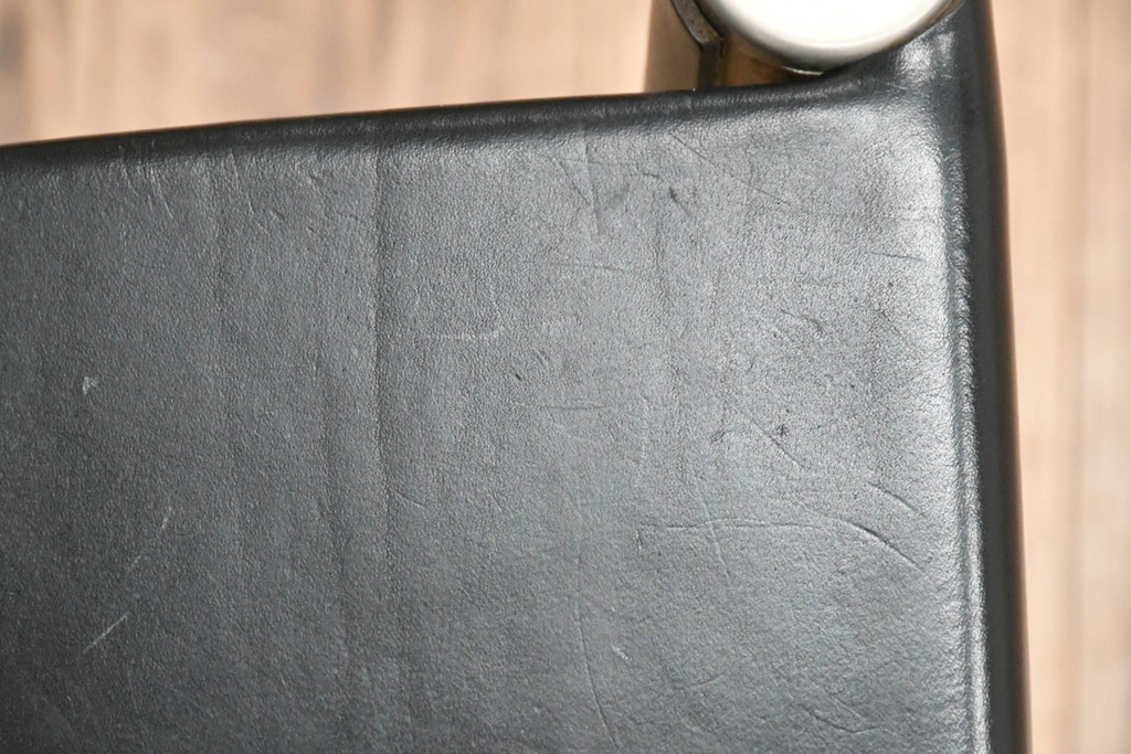 中古　ドイツ　IDC大塚家具取り扱い　高級家具メーカー　Ronald Schmitt(ロナルドシュミット)　極厚本革(レザー)　スタイリッシュなデザインが美しいダイニングチェア2脚セット(アームレスチェア、イス、椅子、バラ売り可能)(定価2脚で約22万円)(R-082127)