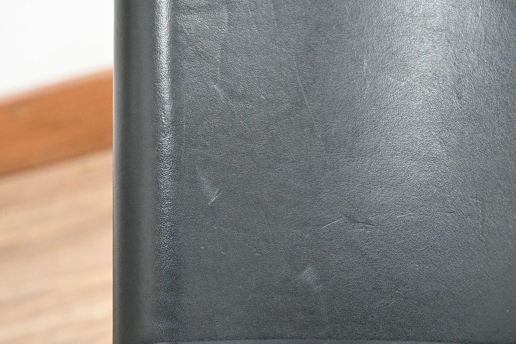 中古　ドイツ　IDC大塚家具取り扱い　高級家具メーカー　Ronald Schmitt(ロナルドシュミット)　極厚本革(レザー)　スタイリッシュなデザインが美しいダイニングチェア2脚セット(アームレスチェア、イス、椅子、バラ売り可能)(定価2脚で約22万円)(R-082127)