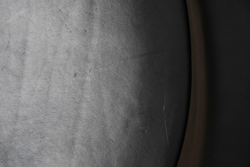 中古　ドイツ　IDC大塚家具取り扱い　高級家具メーカー　Ronald Schmitt(ロナルドシュミット)　極厚本革(レザー)　スタイリッシュなデザインが美しいダイニングチェア2脚セット(アームレスチェア、イス、椅子、バラ売り可能)(定価2脚で約22万円)(R-082127)