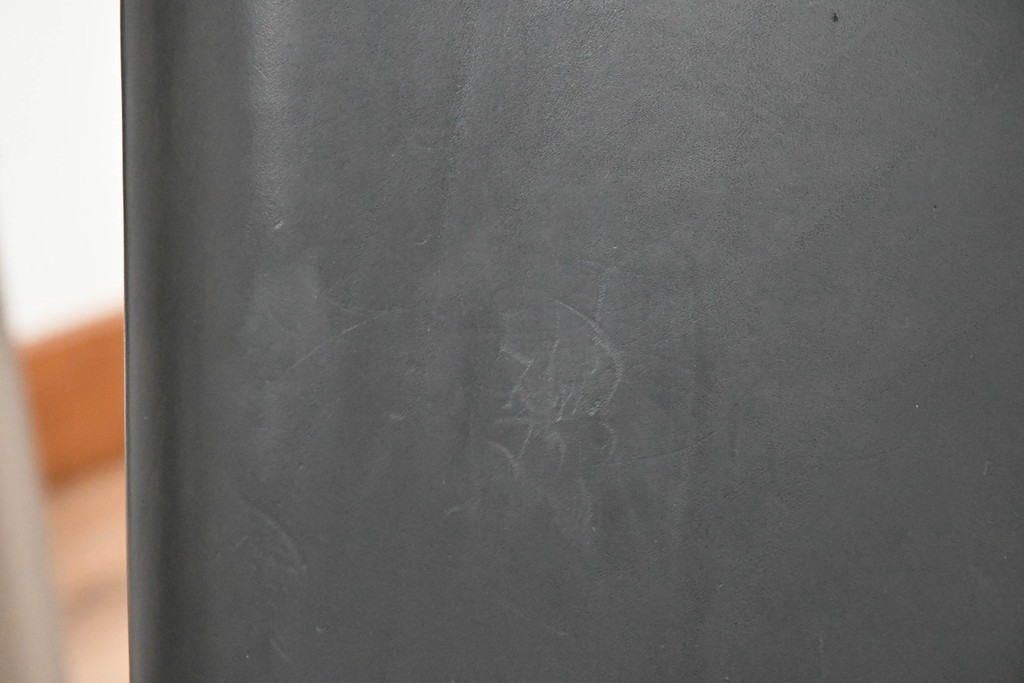 中古　ドイツ　IDC大塚家具取り扱い　高級家具メーカー　Ronald Schmitt(ロナルドシュミット)　極厚本革(レザー)　スタイリッシュなデザインが美しいダイニングチェア2脚セット(アームレスチェア、イス、椅子、バラ売り可能)(定価2脚で約22万円)(R-082127)