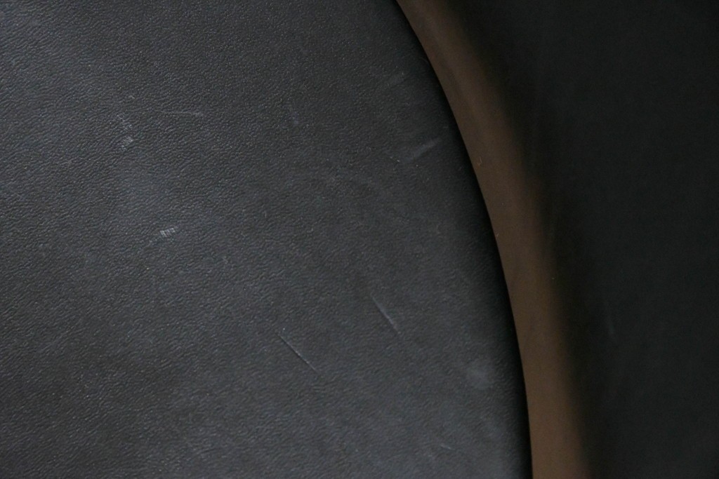 中古　ドイツ　IDC大塚家具取り扱い　高級家具メーカー　Ronald Schmitt(ロナルドシュミット)　極厚本革(レザー)　スタイリッシュなデザインが美しいダイニングチェア2脚セット(アームレスチェア、イス、椅子、バラ売り可能)(定価2脚で約22万円)(R-082127)