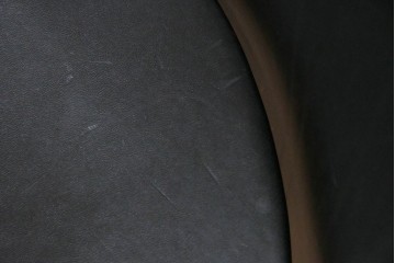 中古　ドイツ　IDC大塚家具取り扱い　高級家具メーカー　Ronald Schmitt(ロナルドシュミット)　極厚本革(レザー)　スタイリッシュなデザインが美しいダイニングチェア2脚セット(アームレスチェア、イス、椅子、バラ売り可能)(定価2脚で約22万円)(R-082127)