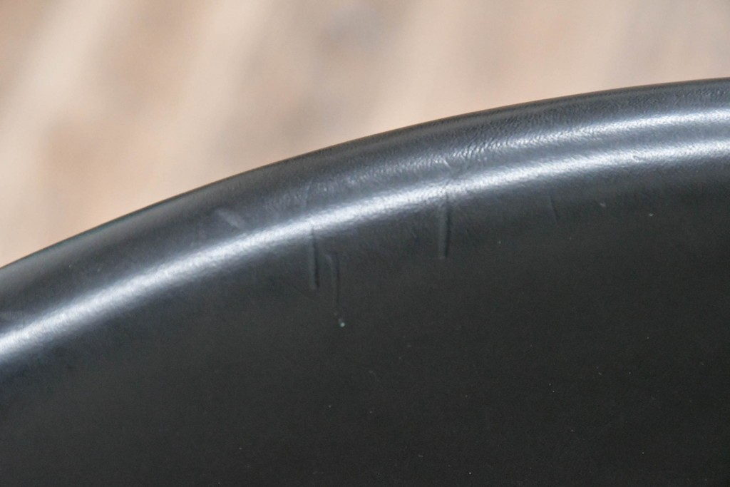 中古　ドイツ　IDC大塚家具取り扱い　高級家具メーカー　Ronald Schmitt(ロナルドシュミット)　極厚本革(レザー)　スタイリッシュなデザインが美しいダイニングチェア2脚セット(アームレスチェア、イス、椅子、バラ売り可能)(定価2脚で約22万円)(R-082127)