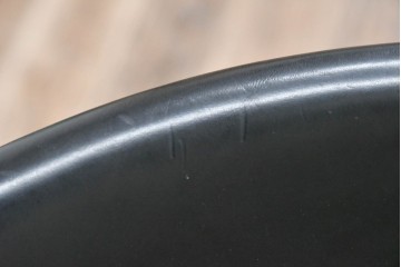 中古　ドイツ　IDC大塚家具取り扱い　高級家具メーカー　Ronald Schmitt(ロナルドシュミット)　極厚本革(レザー)　スタイリッシュなデザインが美しいダイニングチェア2脚セット(アームレスチェア、イス、椅子、バラ売り可能)(定価2脚で約22万円)(R-082127)