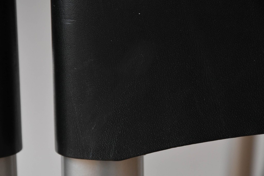 中古　ドイツ　IDC大塚家具取り扱い　高級家具メーカー　Ronald Schmitt(ロナルドシュミット)　極厚本革(レザー)　スタイリッシュなデザインが美しいダイニングチェア2脚セット(アームレスチェア、イス、椅子、バラ売り可能)(定価2脚で約22万円)(R-082127)