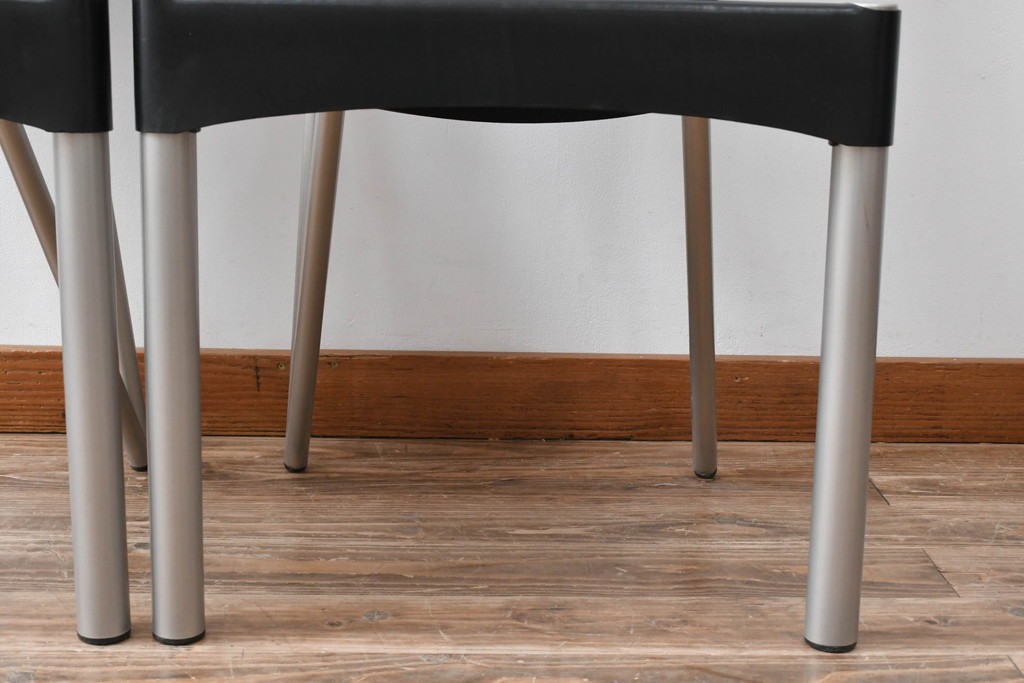 中古　ドイツ　IDC大塚家具取り扱い　高級家具メーカー　Ronald Schmitt(ロナルドシュミット)　極厚本革(レザー)　スタイリッシュなデザインが美しいダイニングチェア2脚セット(アームレスチェア、イス、椅子、バラ売り可能)(定価2脚で約22万円)(R-082127)