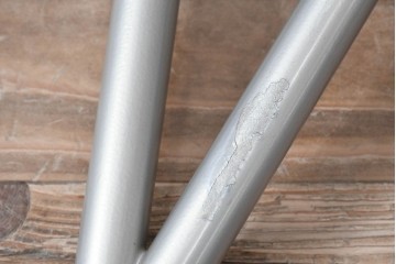 中古　ドイツ　IDC大塚家具取り扱い　高級家具メーカー　Ronald Schmitt(ロナルドシュミット)　極厚本革(レザー)　スタイリッシュなデザインが美しいダイニングチェア2脚セット(アームレスチェア、イス、椅子、バラ売り可能)(定価2脚で約22万円)(R-082127)