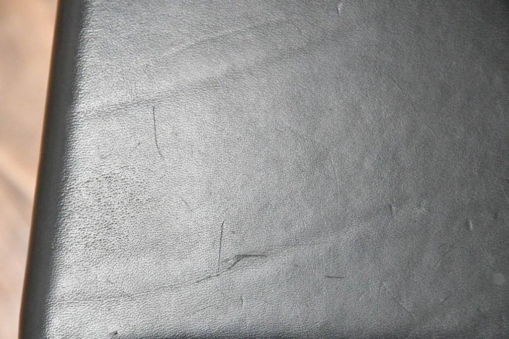 中古　ドイツ　IDC大塚家具取り扱い　高級家具メーカー　Ronald Schmitt(ロナルドシュミット)　極厚本革(レザー)　スタイリッシュなデザインが美しいダイニングチェア2脚セット(アームレスチェア、イス、椅子、バラ売り可能)(定価2脚で約22万円)(R-082127)