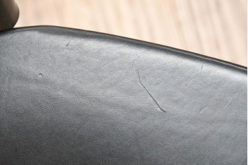 中古　ドイツ　IDC大塚家具取り扱い　高級家具メーカー　Ronald Schmitt(ロナルドシュミット)　極厚本革(レザー)　スタイリッシュなデザインが美しいダイニングチェア2脚セット(アームレスチェア、イス、椅子、バラ売り可能)(定価2脚で約22万円)(R-082127)