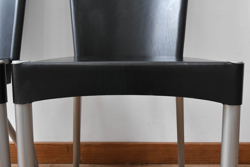 中古　ドイツ　IDC大塚家具取り扱い　高級家具メーカー　Ronald Schmitt(ロナルドシュミット)　極厚本革(レザー)　スタイリッシュなデザインが美しいダイニングチェア2脚セット(アームレスチェア、イス、椅子、バラ売り可能)(定価2脚で約22万円)(R-082127)