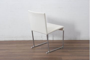 中古　B&B Italia(ビーアンドビー イタリア)　SEDIA SOLO(セディア ソロ)　Antonio Citterio(アントニオチッテリオ)　本革(レザー)　シンプルで無駄のないフォルムのダイニングチェア(椅子、アームレスチェア)(定価約17万円)(R-082128)
