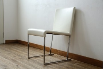 中古　B&B Italia(ビーアンドビー イタリア)　SEDIA SOLO(セディア ソロ)　Antonio Citterio(アントニオチッテリオ)　本革(レザー)　シンプルで無駄のないフォルムのダイニングチェア　定価約17万円相当　(R-082128)