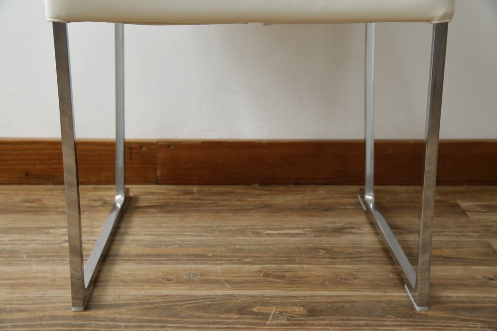 中古　B&B Italia(ビーアンドビー イタリア)　SEDIA SOLO(セディア ソロ)　Antonio Citterio(アントニオチッテリオ)　本革(レザー)　シンプルで無駄のないフォルムのダイニングチェア　定価約17万円相当　(R-082128)