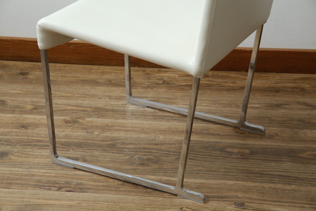 中古　B&B Italia(ビーアンドビー イタリア)　SEDIA SOLO(セディア ソロ)　Antonio Citterio(アントニオチッテリオ)　本革(レザー)　シンプルで無駄のないフォルムのダイニングチェア　定価約17万円相当　(R-082128)