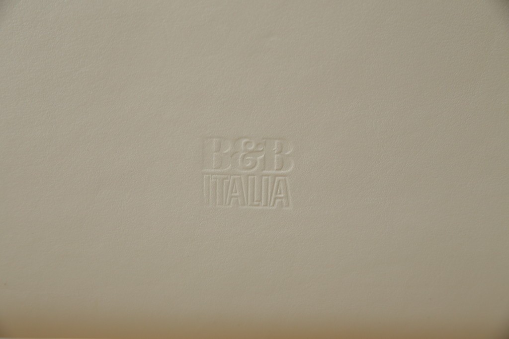 中古　B&B Italia(ビーアンドビー イタリア)　SEDIA SOLO(セディア ソロ)　Antonio Citterio(アントニオチッテリオ)　本革(レザー)　シンプルで無駄のないフォルムのダイニングチェア　定価約17万円相当　(R-082128)