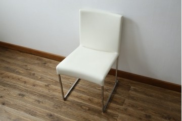 中古　B&B Italia(ビーアンドビー イタリア)　SEDIA SOLO(セディア ソロ)　Antonio Citterio(アントニオチッテリオ)　本革(レザー)　シンプルで無駄のないフォルムのダイニングチェア　定価約17万円相当　(R-082128)