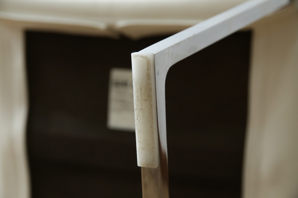 中古　B&B Italia(ビーアンドビー イタリア)　SEDIA SOLO(セディア ソロ)　Antonio Citterio(アントニオチッテリオ)　本革(レザー)　シンプルで無駄のないフォルムのダイニングチェア　定価約17万円相当　(R-082128)