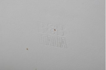 中古　B&B Italia(ビーアンドビー イタリア)　SOLO(ソロ)　Antonio Citterio(アントニオチッテリオ)　本革(レザー)　シンプルで洗練された佇まいのダイニングチェア(椅子、アームレスチェア)(定価約23万円)(R-082129)