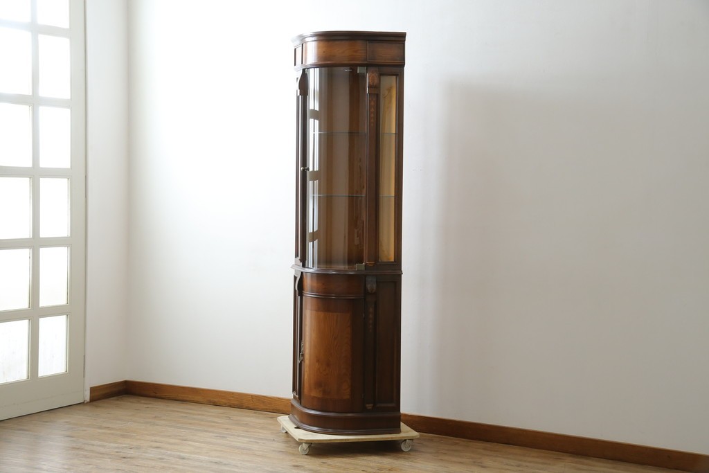 中古　美品　曲げガラス　気品あふれる繊細な象嵌入りの縦型コーナーキャビネット　定価約40万円　(R-082135)