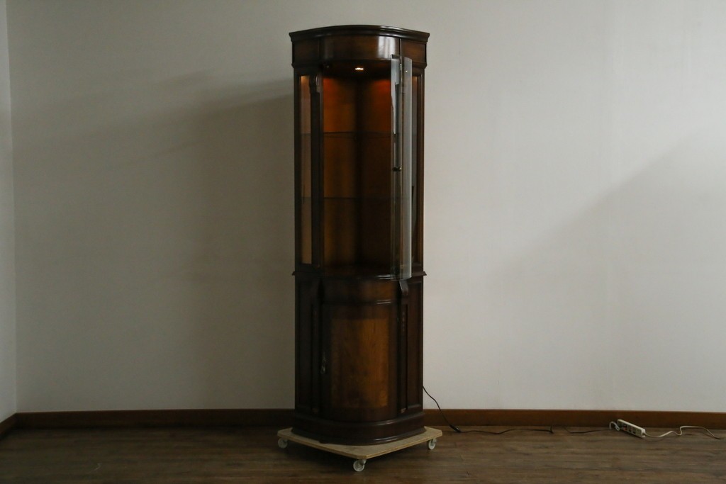 中古　美品　曲げガラス　気品あふれる繊細な象嵌入りの縦型コーナーキャビネット　定価約40万円　(R-082135)