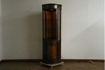 中古　美品　曲げガラス　気品あふれる繊細な象嵌入りの縦型コーナーキャビネット　定価約40万円　(R-082135)