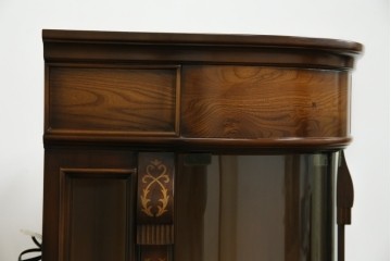 中古　美品　曲げガラス　気品あふれる繊細な象嵌入りの縦型コーナーキャビネット　定価約40万円　(R-082135)