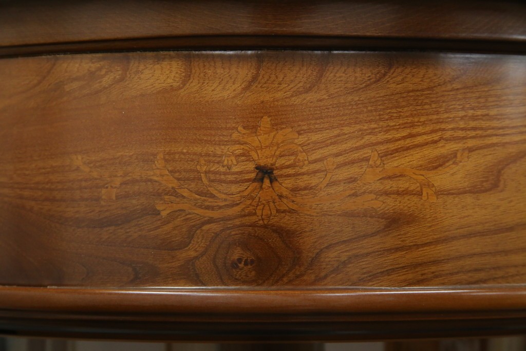 中古　美品　曲げガラス　気品あふれる繊細な象嵌入りの縦型コーナーキャビネット　定価約40万円　(R-082135)