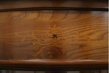 中古　美品　曲げガラス　気品あふれる繊細な象嵌入りの縦型コーナーキャビネット　定価約40万円　(R-082135)