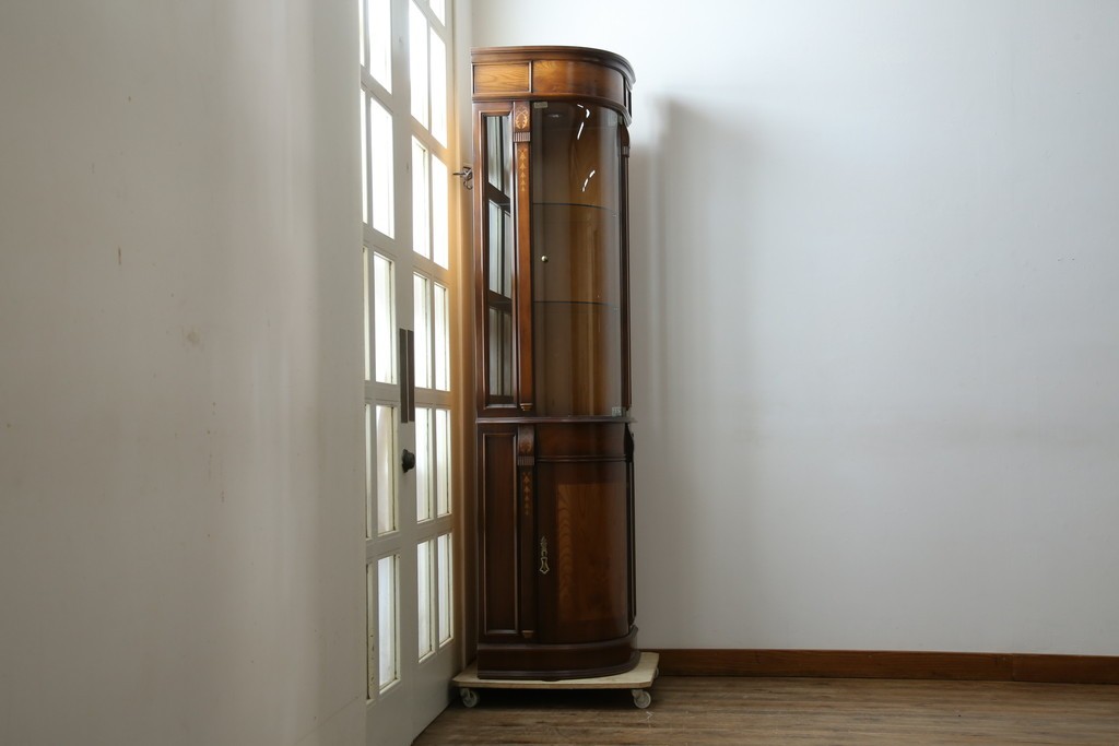 中古　美品　曲げガラス　気品あふれる繊細な象嵌入りの縦型コーナーキャビネット　定価約40万円　(R-082135)