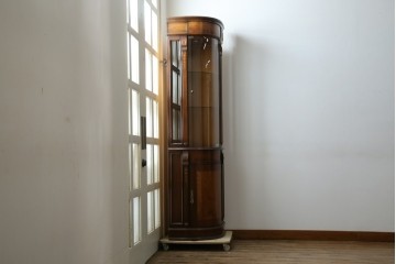中古　美品　曲げガラス　気品あふれる繊細な象嵌入りの縦型コーナーキャビネット　定価約40万円　(R-082135)