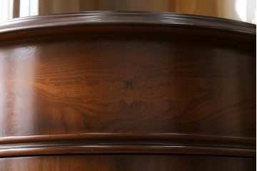 中古　美品　曲げガラス　気品あふれる繊細な象嵌入りの縦型コーナーキャビネット　定価約40万円　(R-082135)