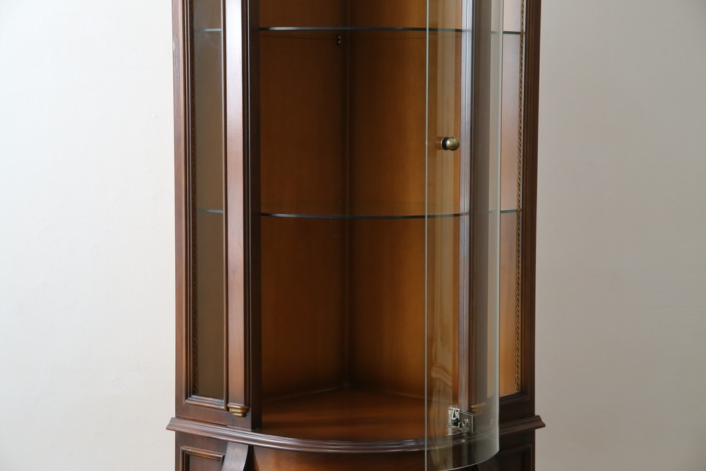 中古　美品　曲げガラス　気品あふれる繊細な象嵌入りの縦型コーナーキャビネット　定価約40万円　(R-082135)